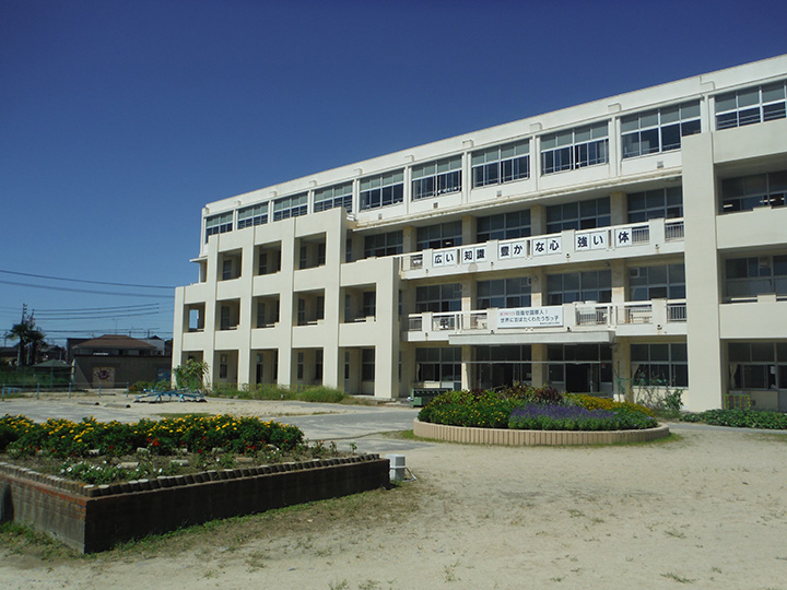 東海市立渡内小学校の外観写真