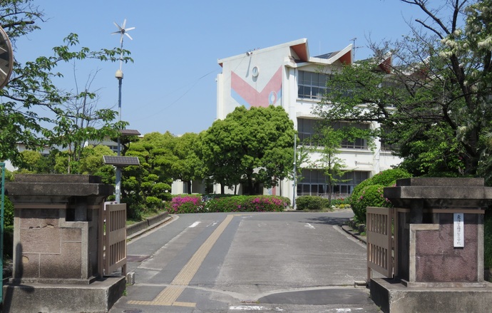 写真：東海市立横須賀小学校の門から見える校舎
