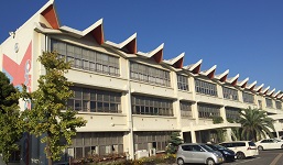写真：東海市立横須賀小学校の校舎外観