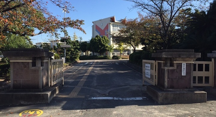 写真：東海市立横須賀小学校の門から見える校舎