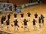 輪になって手をつなぐ選手たち