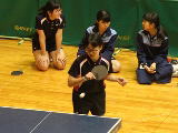 試合中、ラケットを構えている選手の様子